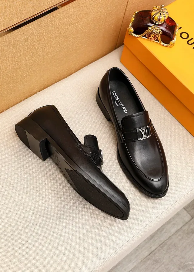 Mocasín Louis Vuitton Negro Plata Cuero Suave Hebilla Metal LV Logo 2