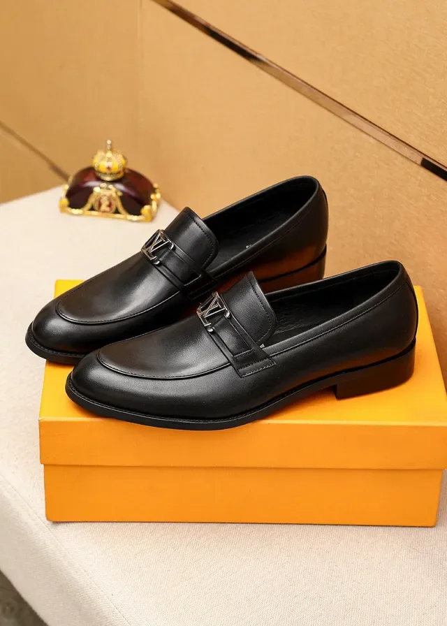 Mocasín Louis Vuitton Negro Plata Cuero Suave Hebilla Metal LV Logo 3