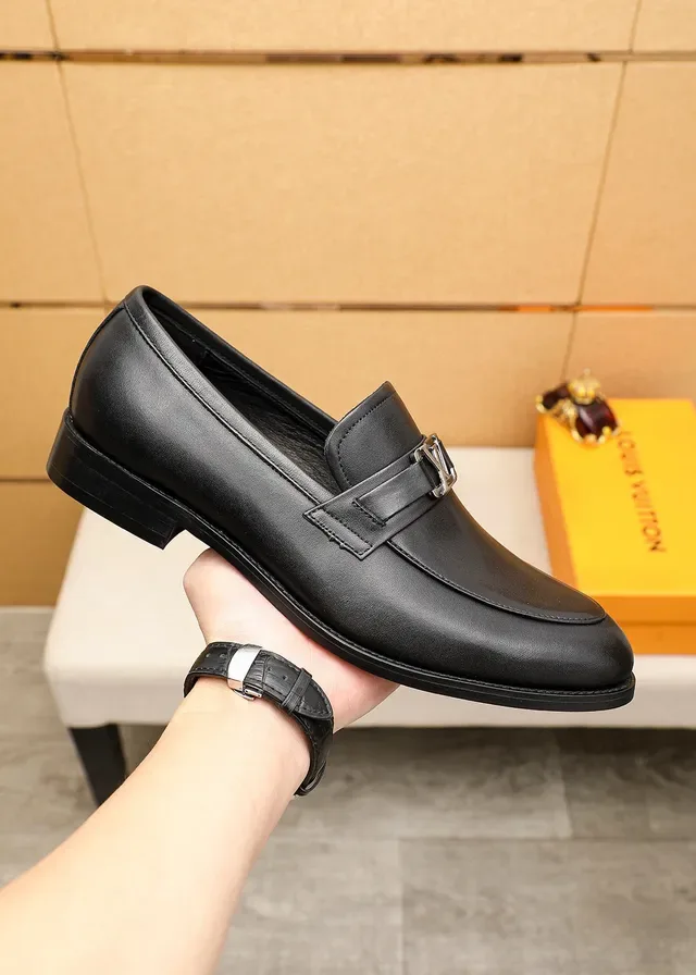 Mocasín Louis Vuitton Negro Plata Cuero Suave Hebilla Metal LV Logo 4