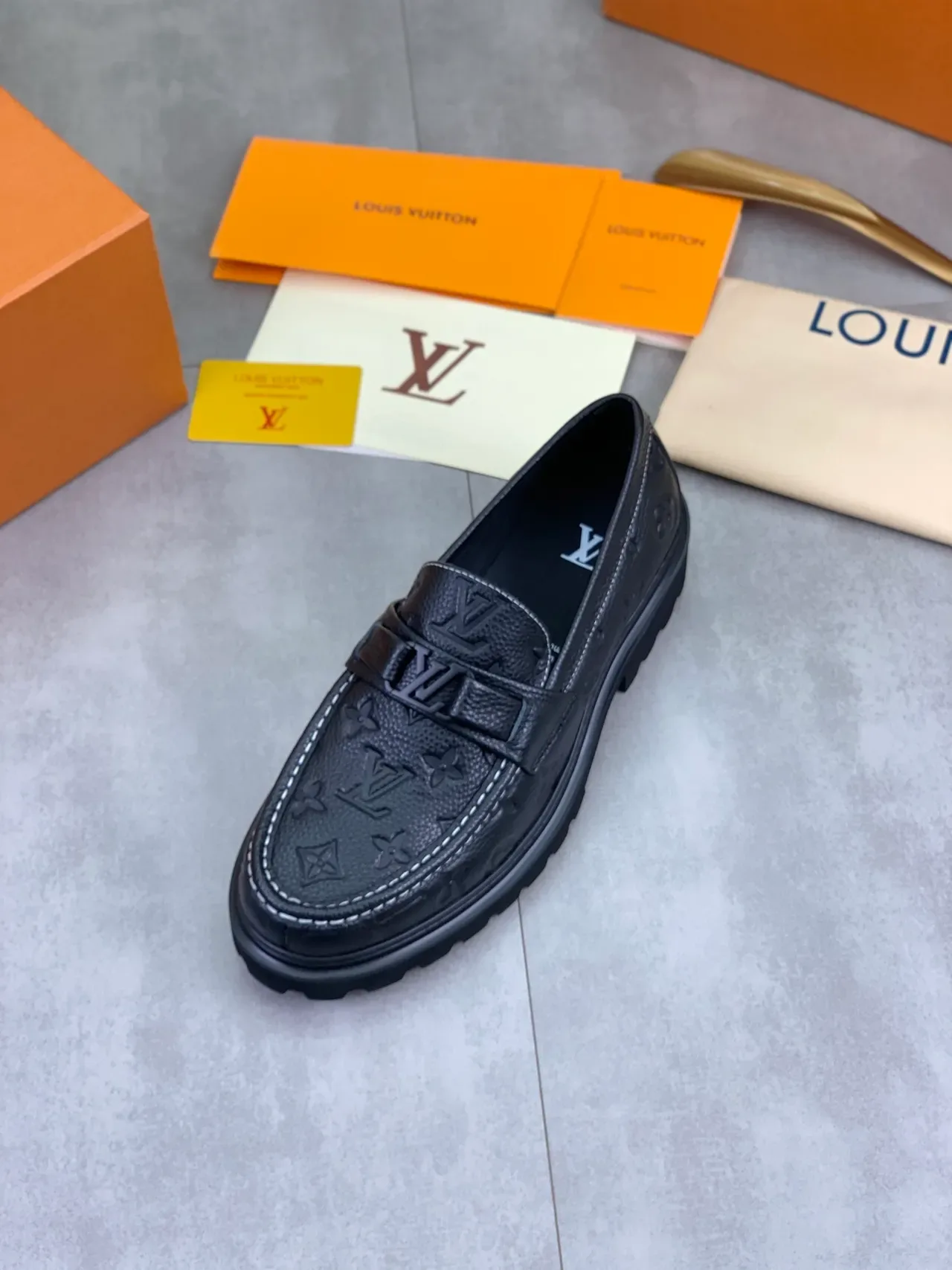Louis Vuitton Loafer Noir Blanc Cuir Monogramme Embossé Semelle Chunky Lug Loafer 4
