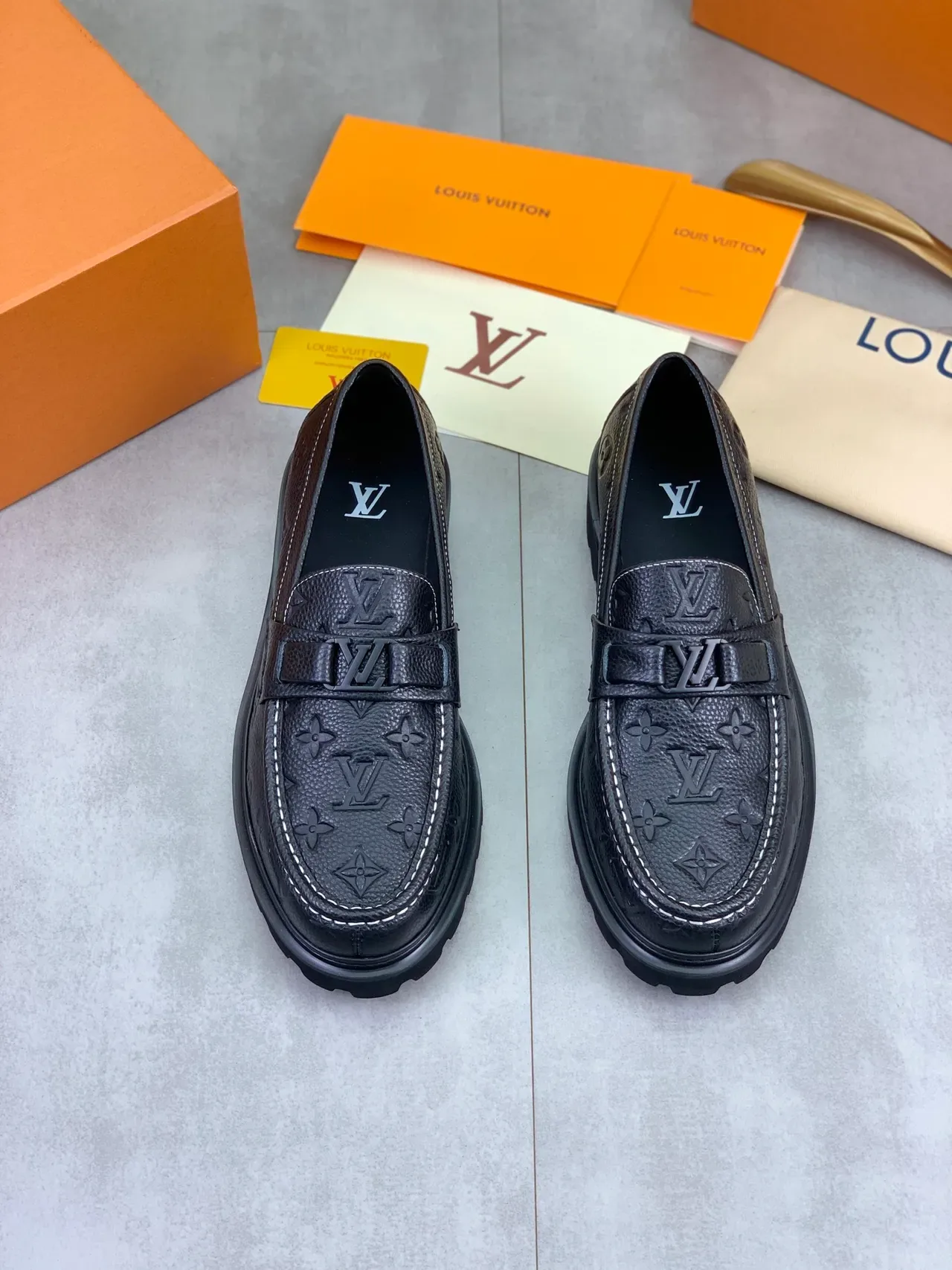Louis Vuitton Loafer Noir Blanc Cuir Monogramme Embossé Semelle Chunky Lug Loafer 5