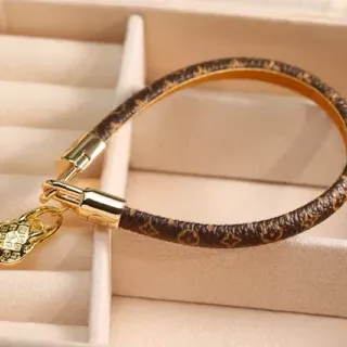 Louis Vuitton Lock It Monogram سوار جلد بني لون ذهبي