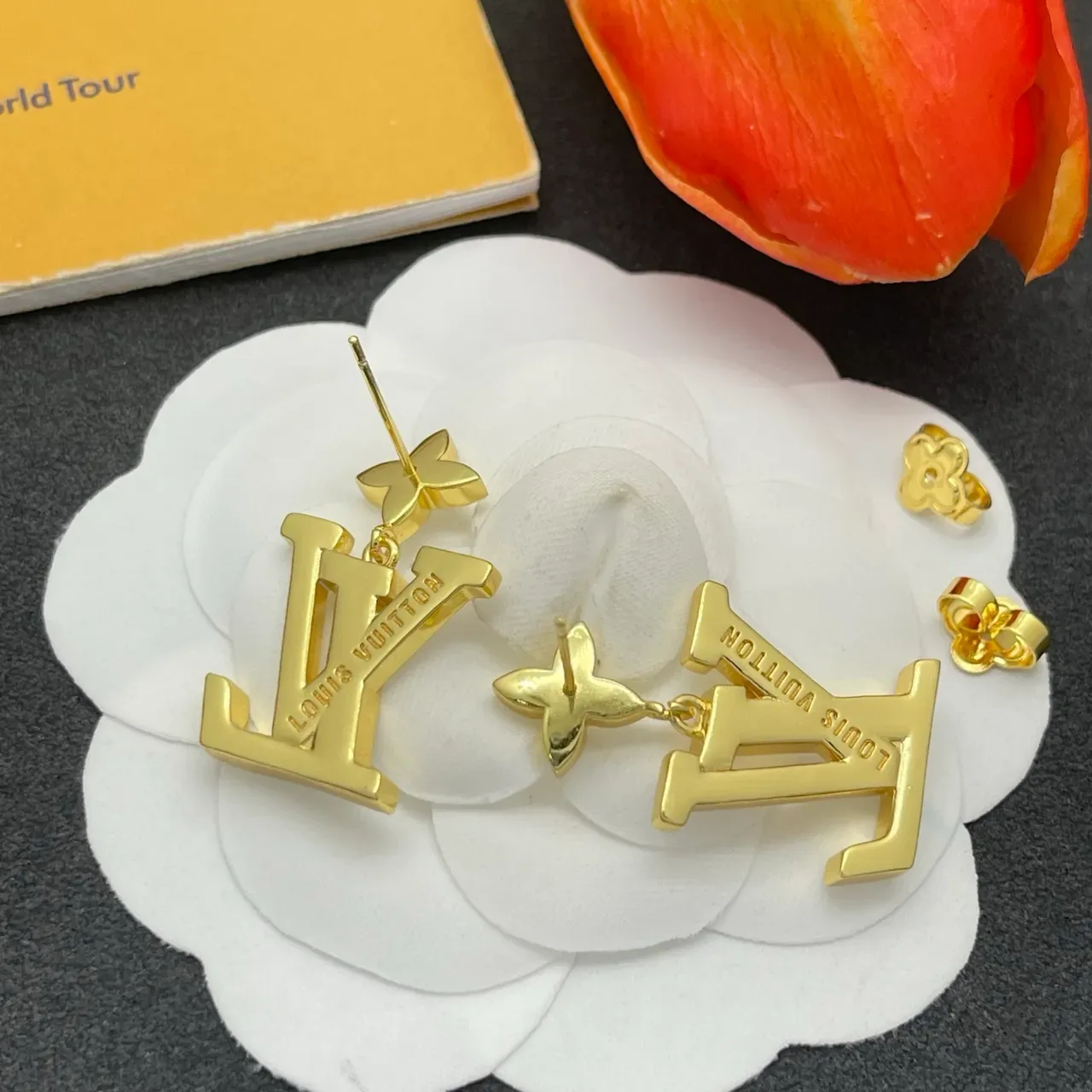 Boucles d'oreilles Louis Vuitton LV pendantes en émail fleur ton doré 3