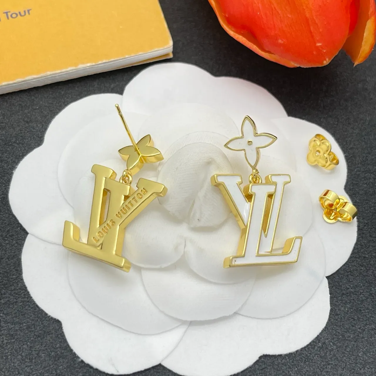 Boucles d'oreilles Louis Vuitton LV pendantes en émail fleur ton doré 4