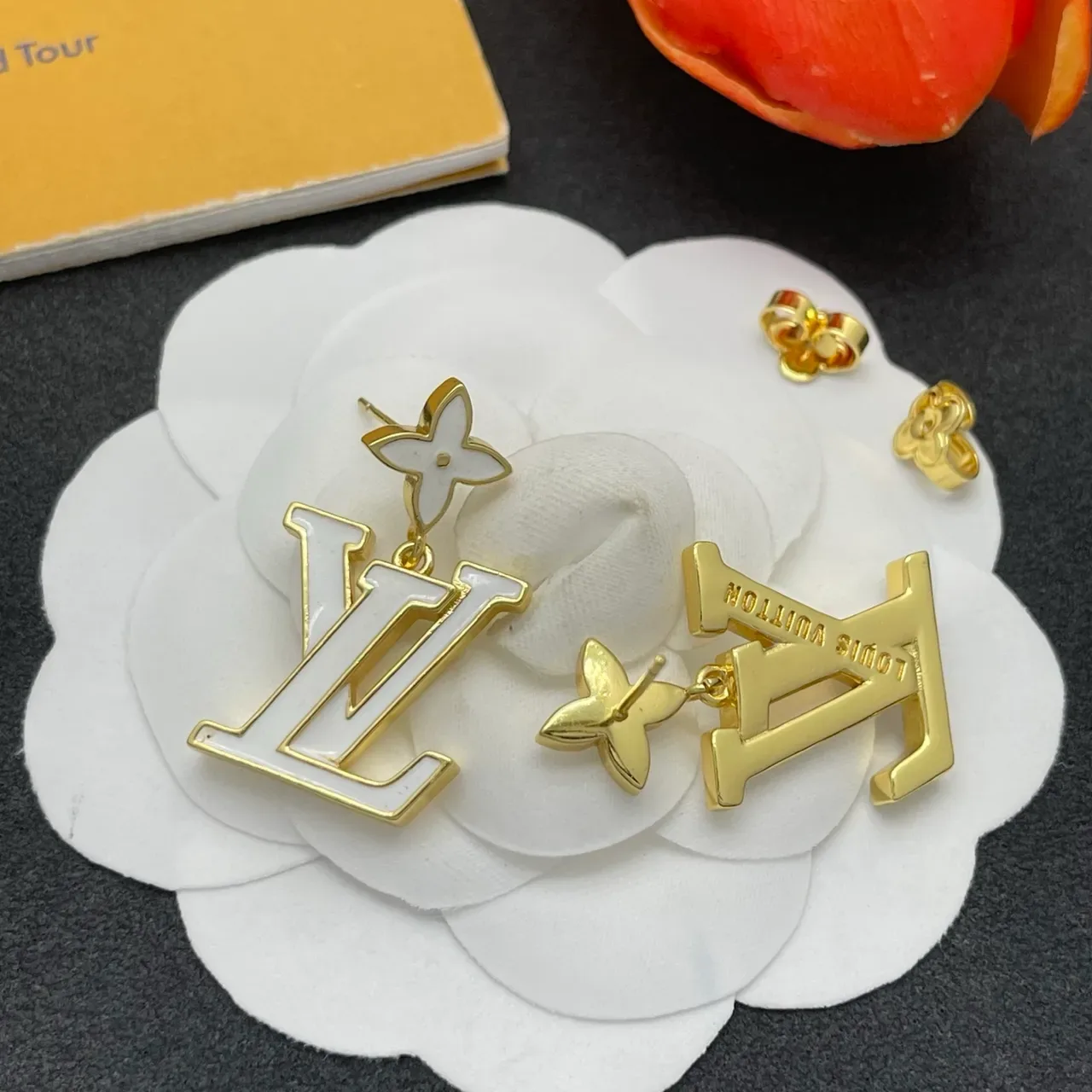 Boucles d'oreilles Louis Vuitton LV pendantes en émail fleur ton doré 5