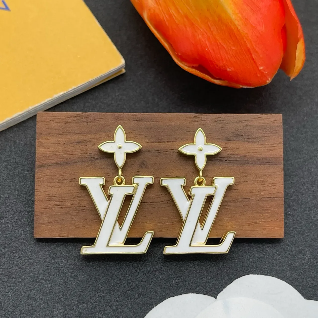 Boucles d'oreilles Louis Vuitton LV pendantes en émail fleur ton doré 7