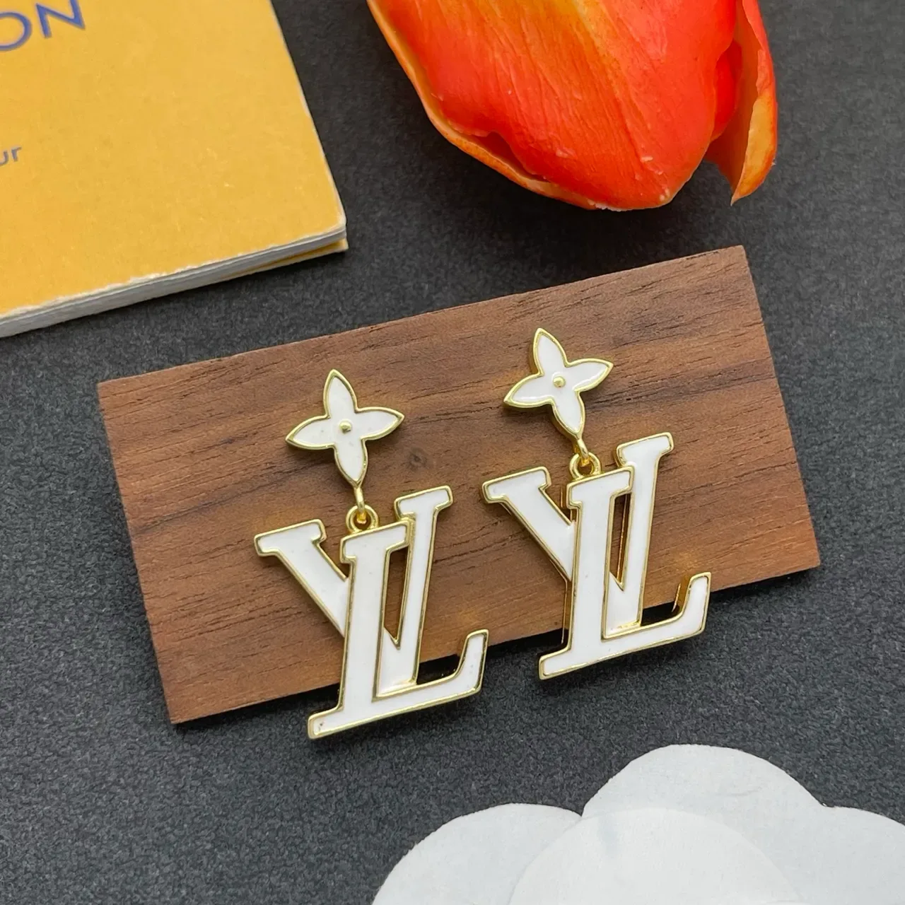 Boucles d'oreilles Louis Vuitton LV pendantes en émail fleur ton doré 8