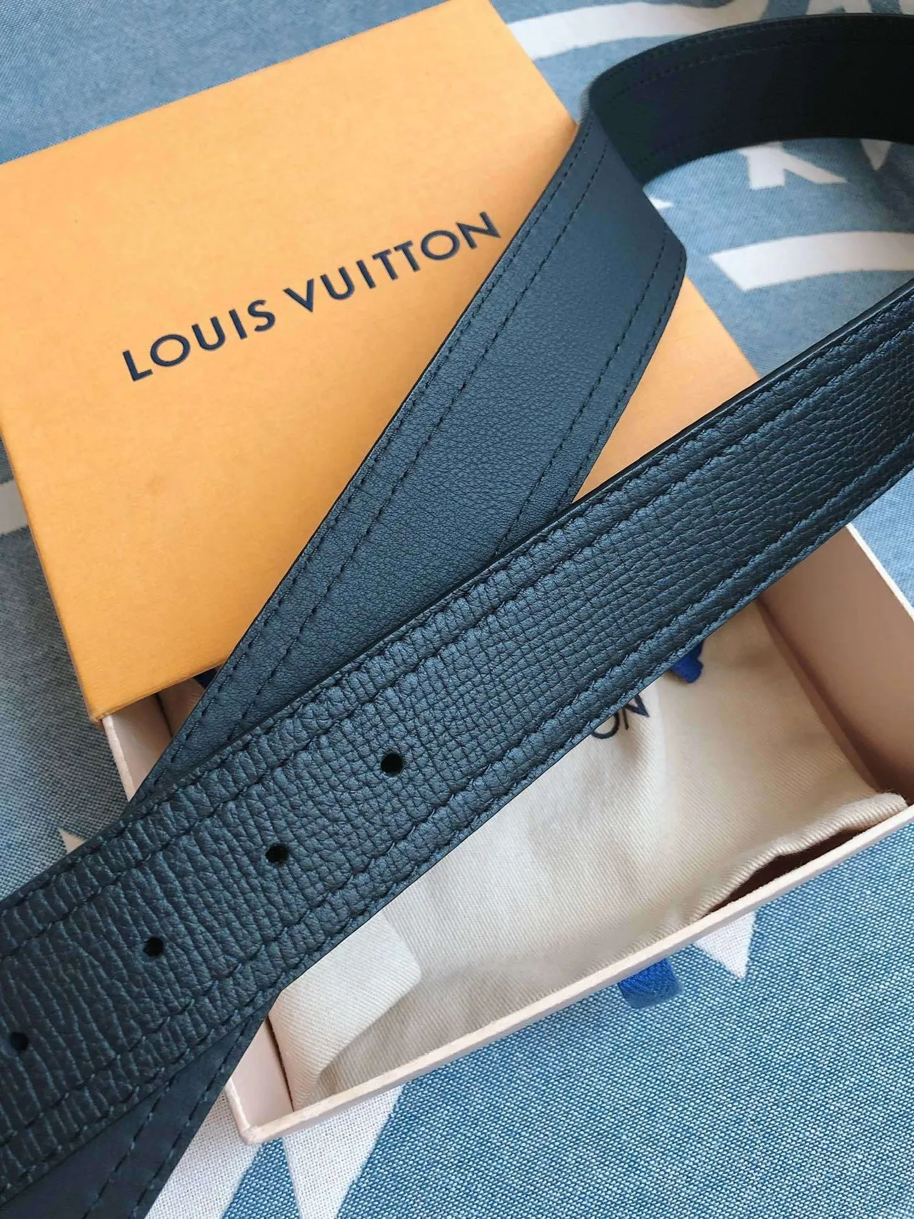 Louis Vuitton LV Initiales Navy Ceinture en cuir texturé 2