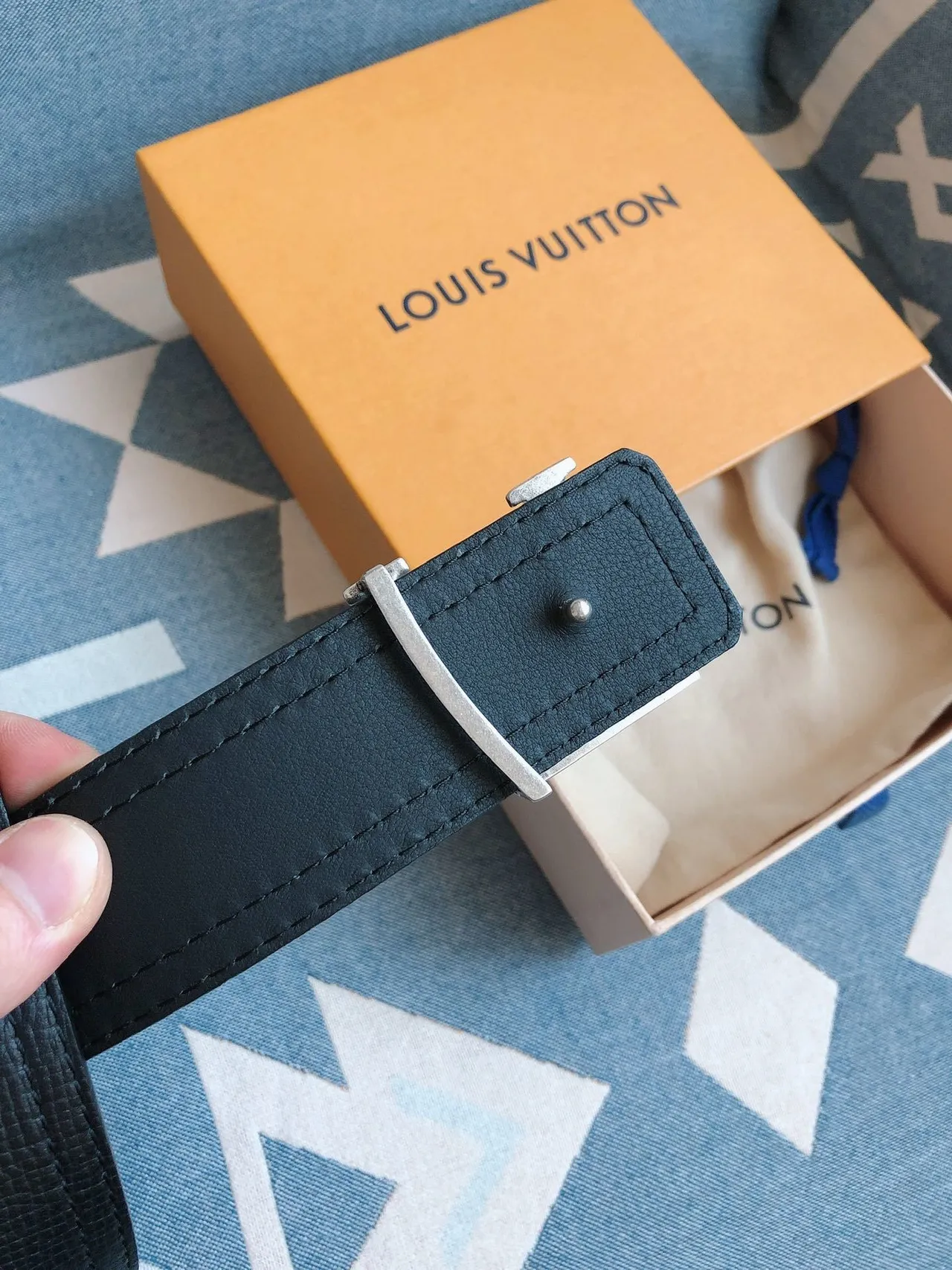 Louis Vuitton LV Initiales Navy Ceinture en cuir texturé 4