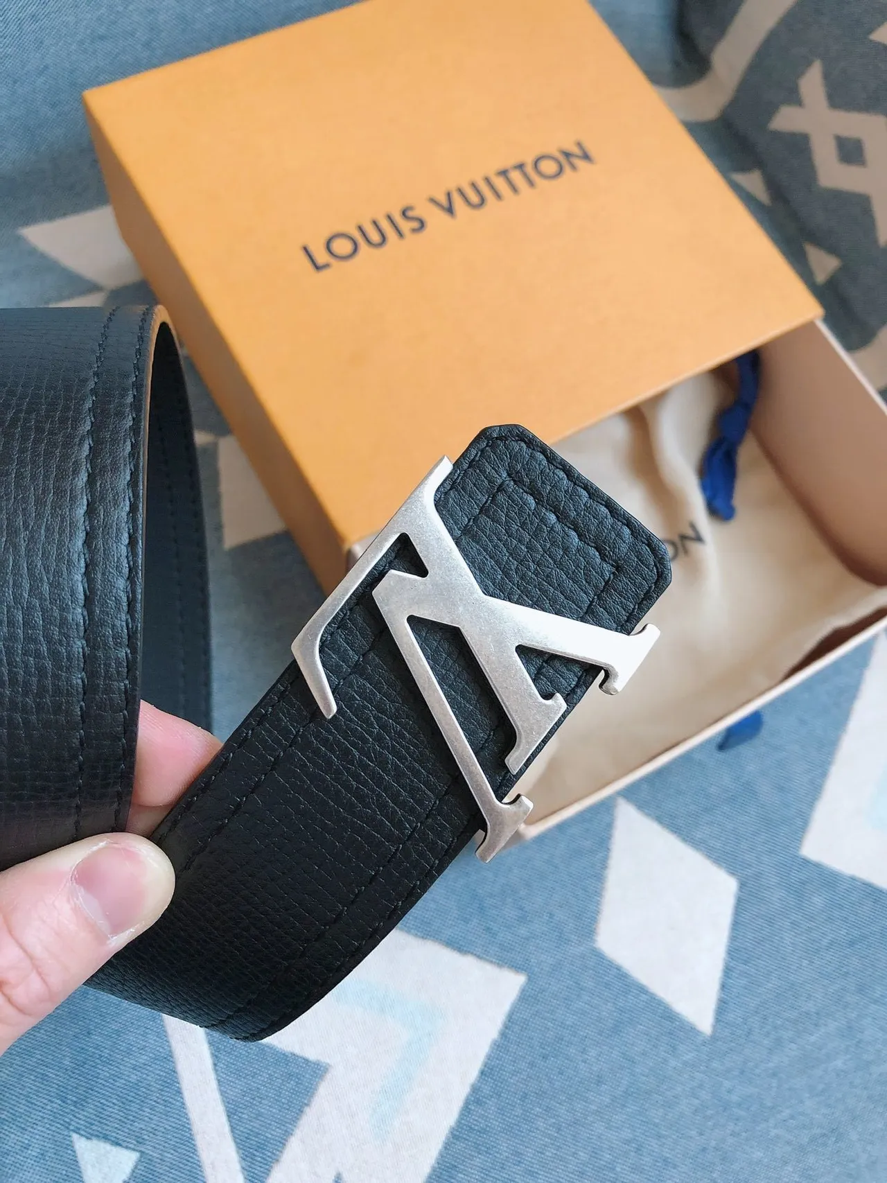 Louis Vuitton LV Initiales Navy Ceinture en cuir texturé 5