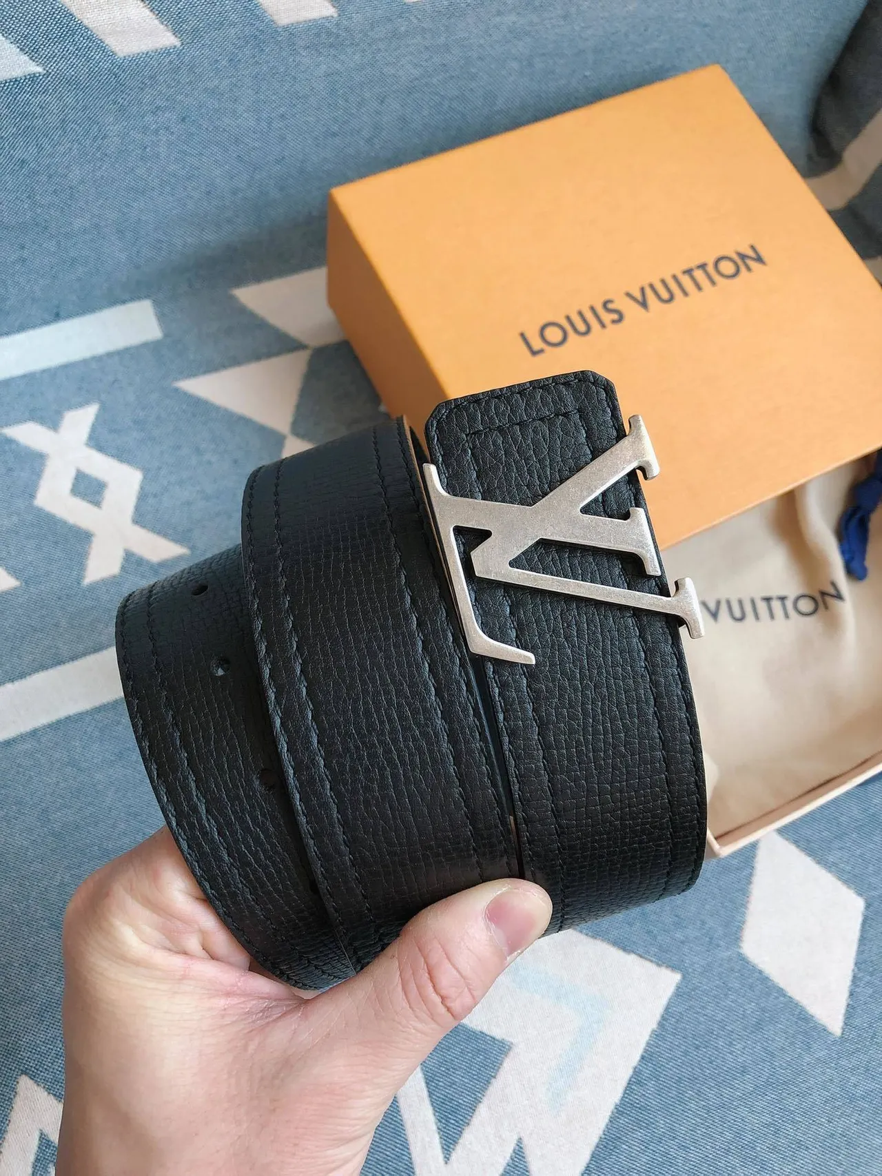 Louis Vuitton LV Initiales Navy Ceinture en cuir texturé 7