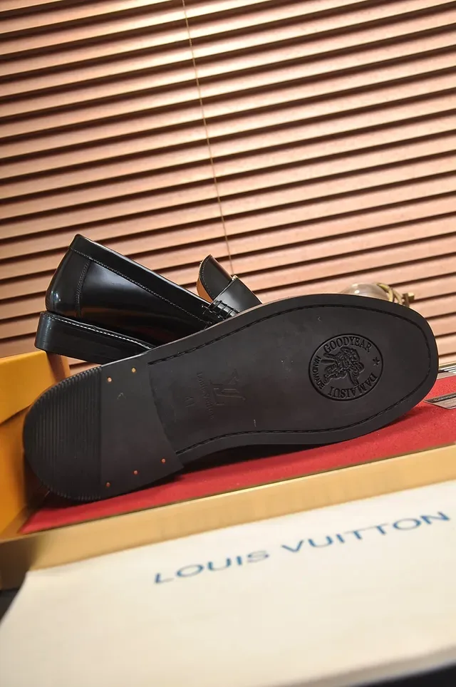 Louis Vuitton LV 黑色漆皮乐福鞋 3