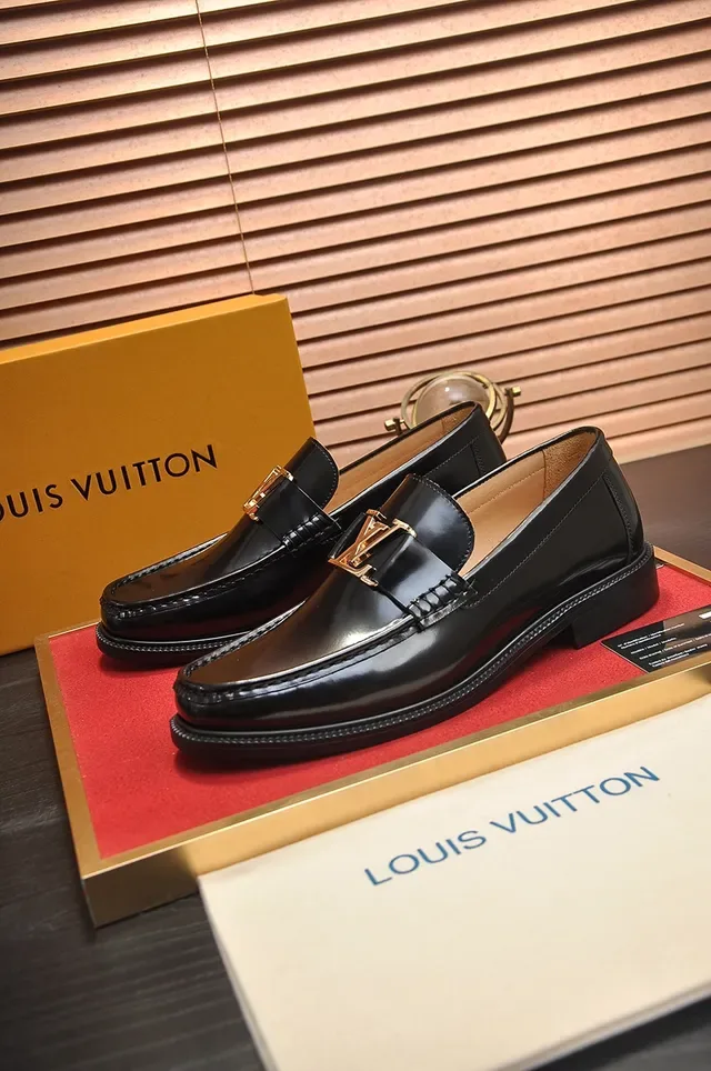 Louis Vuitton LV 黑色漆皮乐福鞋 4