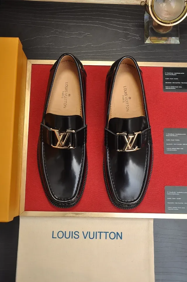 Louis Vuitton LV 黑色漆皮乐福鞋 5