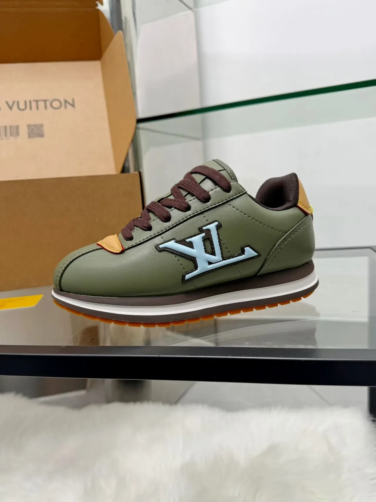 Louis Vuitton LV Trainer Sneakers Army Green Marrom Couro Superior Monograma Embossed Lifestyle 2
