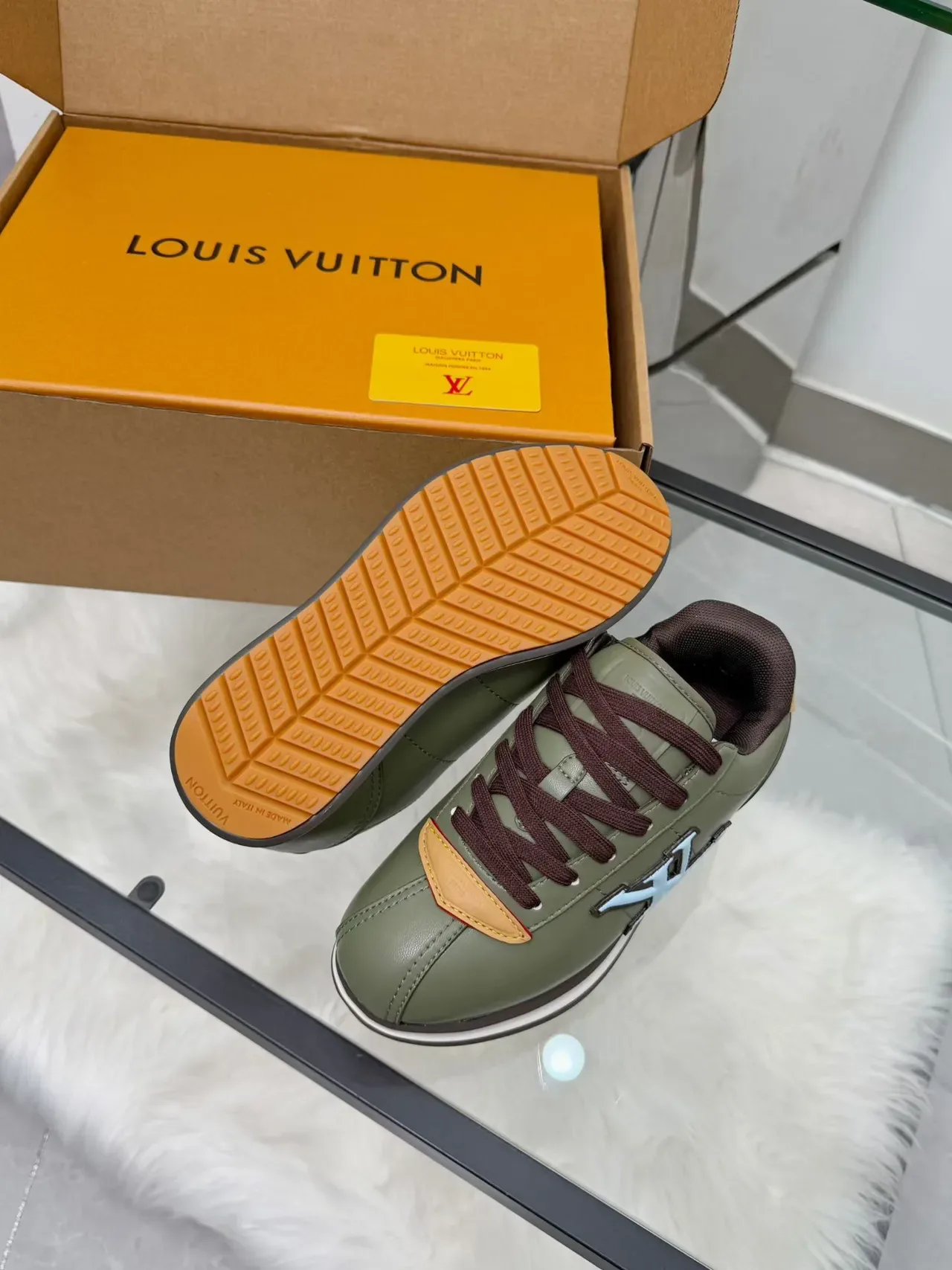 Louis Vuitton LV Trainer Sneakers Army Green Marrom Couro Superior Monograma Embossed Lifestyle 4