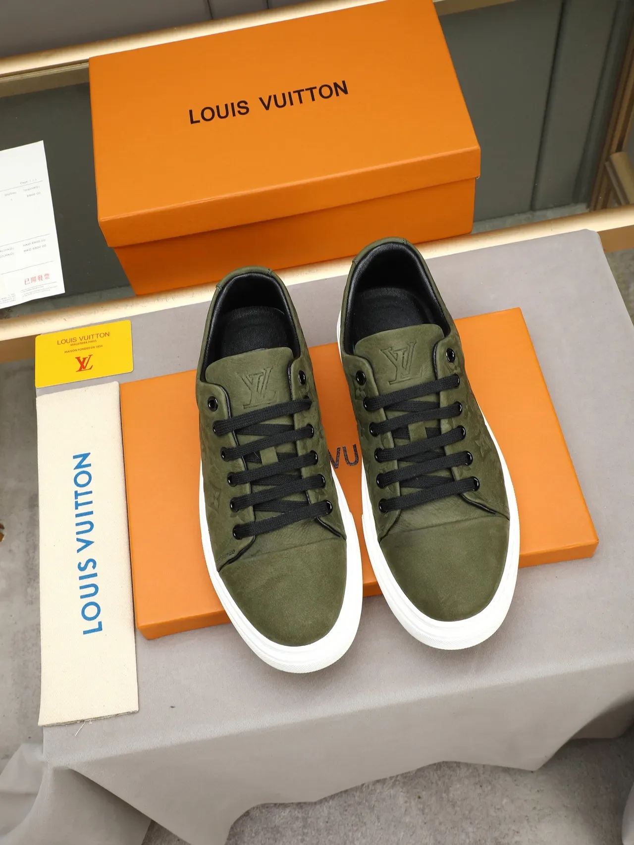 لويس فيتون LV Trainer سنيكرز أخضر أرمي أبيض مونوغرام مطبوع جلد أنبوب منخفض مع شرائط نمط حياة 2