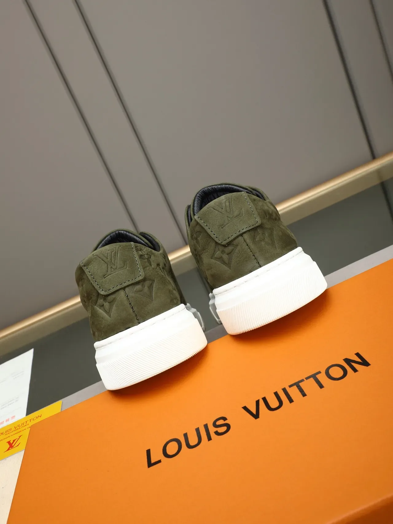 لويس فيتون LV Trainer سنيكرز أخضر أرمي أبيض مونوغرام مطبوع جلد أنبوب منخفض مع شرائط نمط حياة 3