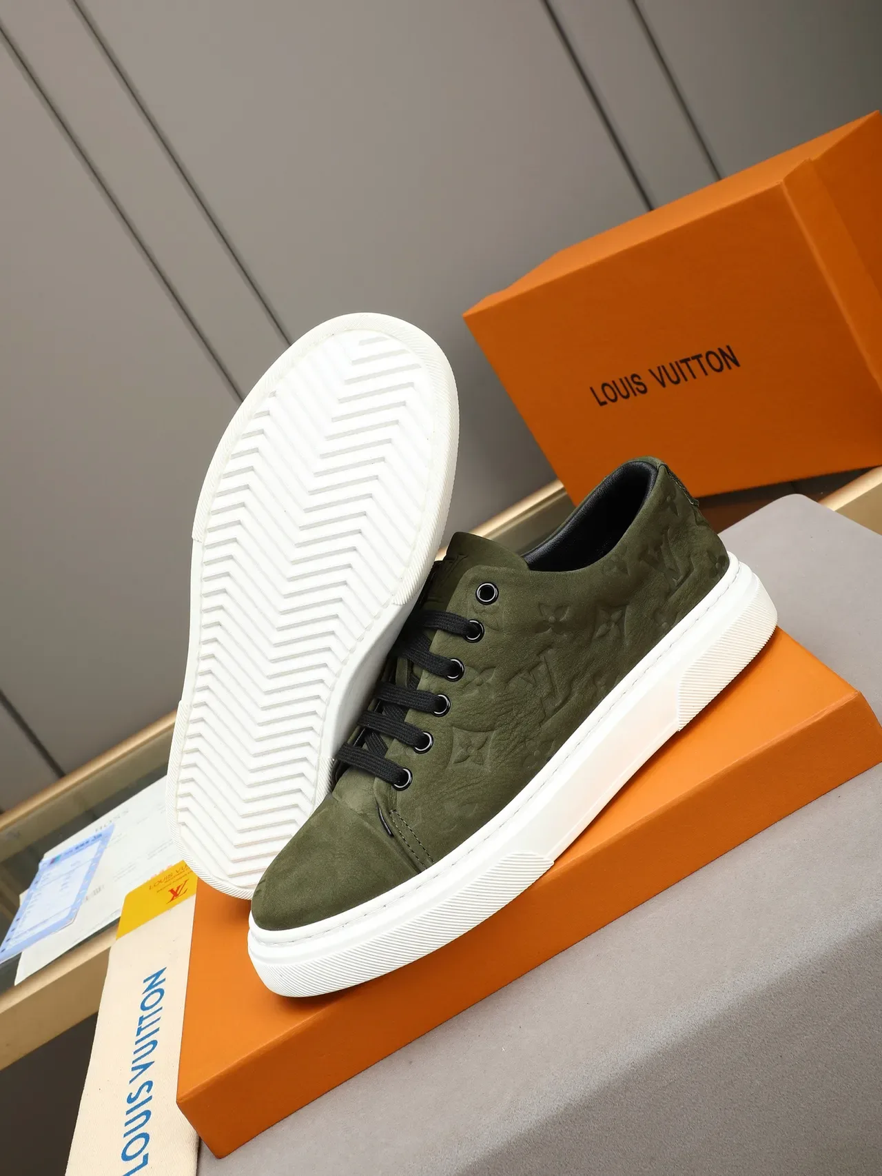 لويس فيتون LV Trainer سنيكرز أخضر أرمي أبيض مونوغرام مطبوع جلد أنبوب منخفض مع شرائط نمط حياة 4