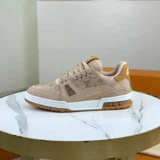 Louis Vuitton LV Trainer Beige y Blanco Monogram Canvas Superior Panel Lateral Geométrico Lifestyle Sneakers