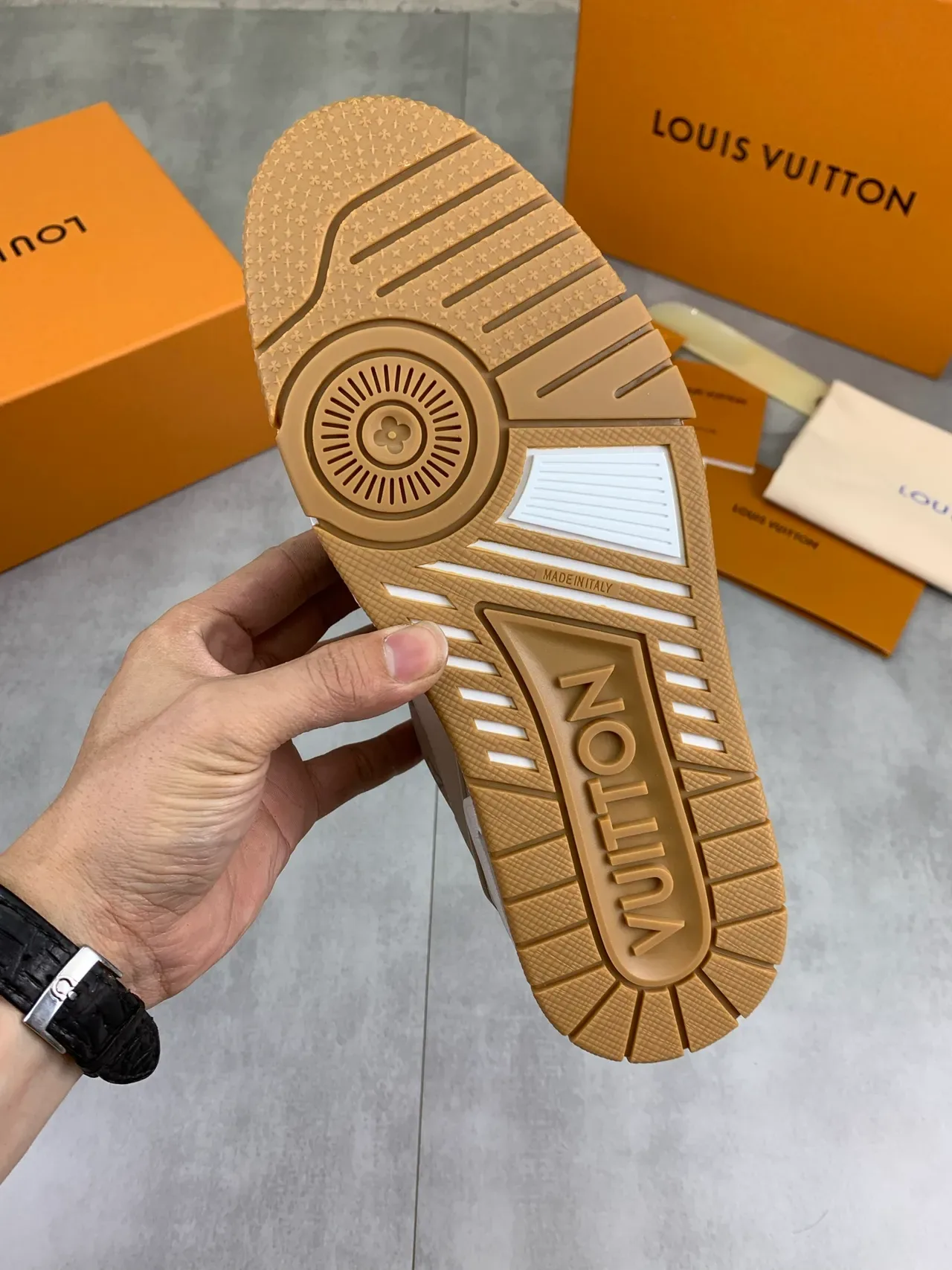 Louis Vuitton LV Trainer Beige et Blanc Monogram Canvas Supérieur Panneau Latéral Géométrique Lifestyle Sneakers 3