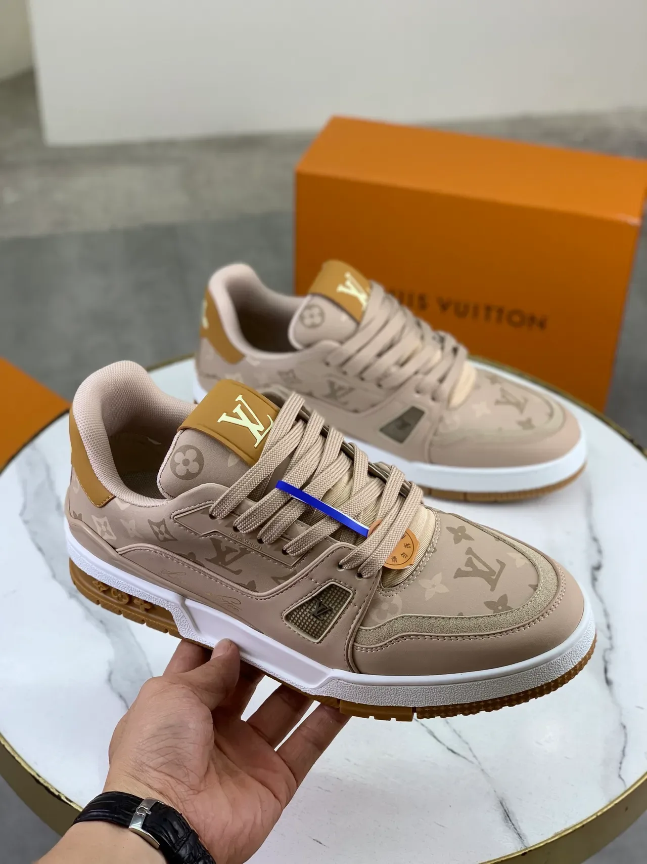 Louis Vuitton LV Trainer Beige et Blanc Monogram Canvas Supérieur Panneau Latéral Géométrique Lifestyle Sneakers 4