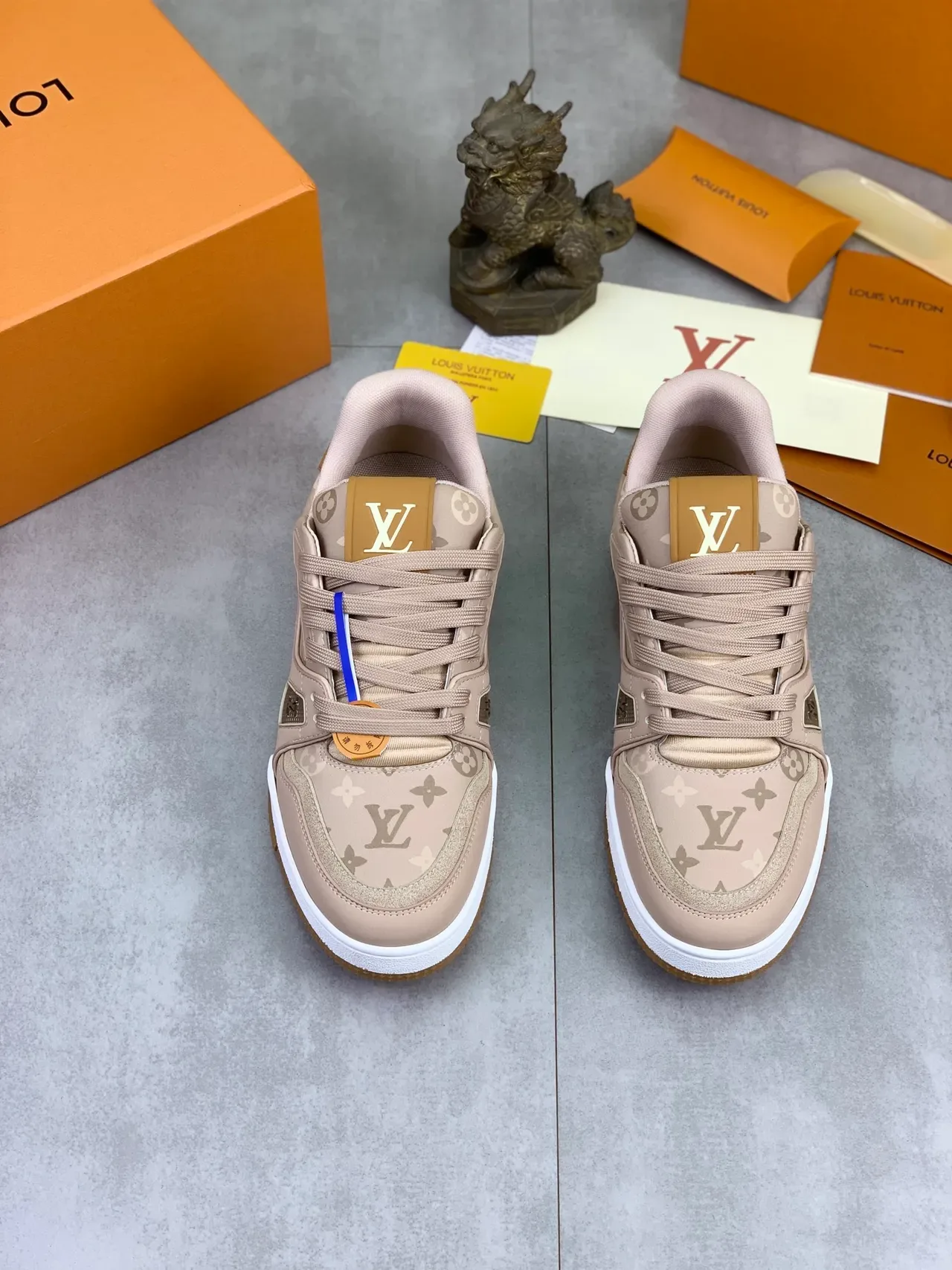 Louis Vuitton LV Trainer Beige et Blanc Monogram Canvas Supérieur Panneau Latéral Géométrique Lifestyle Sneakers 5