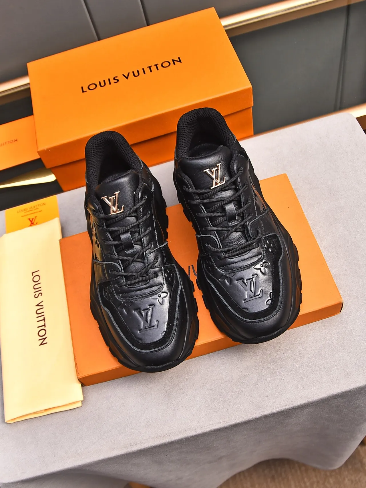 Louis Vuitton LV Trainer Noirs Embossed Monogram Cuir Suela Sculptée Chunky Sneakers 3