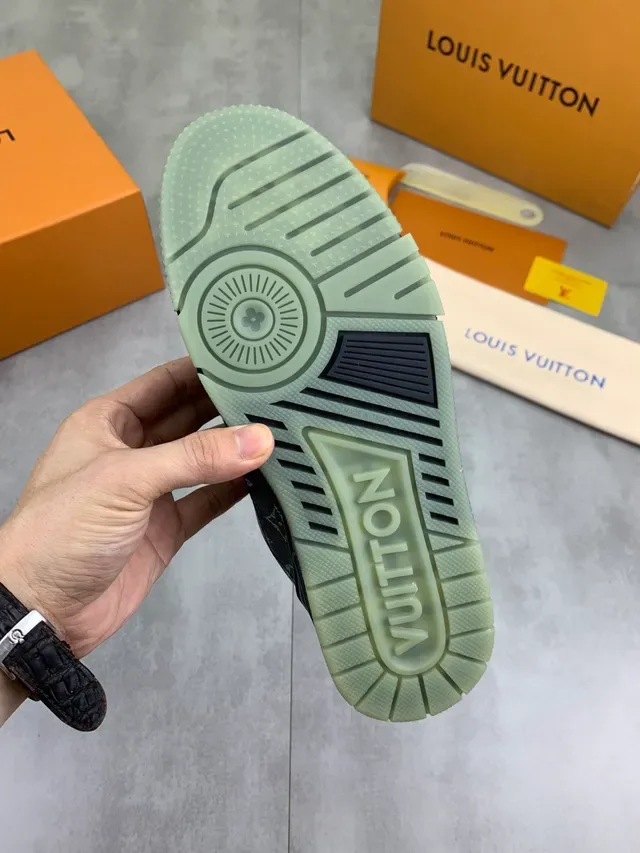 Louis Vuitton LV Trainer Tênis Pretos e Verdes Monogram Impresso em Lona Solado Intermediário com Camadas Estilo de Vida 3
