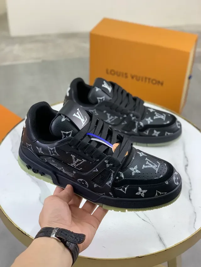 Louis Vuitton LV Trainer Tênis Pretos e Verdes Monogram Impresso em Lona Solado Intermediário com Camadas Estilo de Vida 4