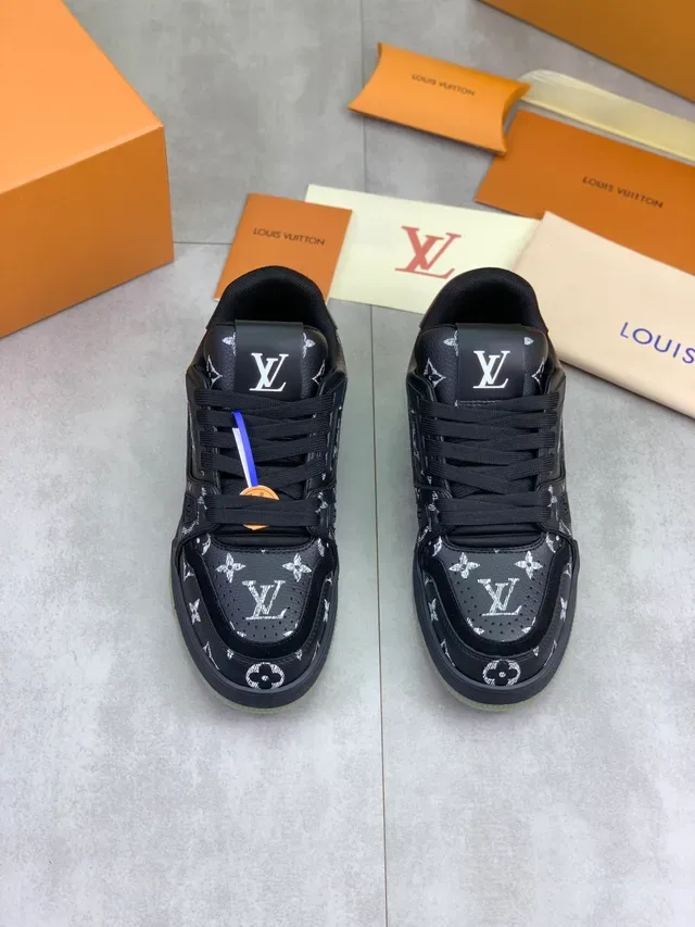 Louis Vuitton LV Trainer Tênis Pretos e Verdes Monogram Impresso em Lona Solado Intermediário com Camadas Estilo de Vida 5
