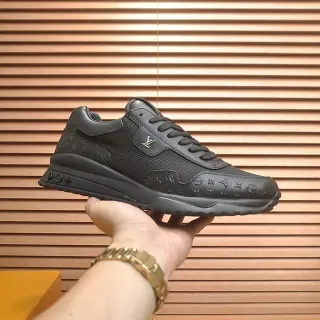Louis Vuitton LV Trainer Zapatillas Lifestyle Negras con Suela de Goma Monogram y Parte Superior Mixta de Malla y Cuero