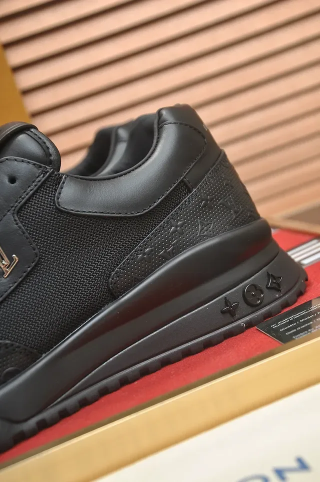 Louis Vuitton LV Trainer Sneakers Lifestyle Noires à Monogramme Semelle en Caoutchouc Tige Mixta Maille et Cuir 2