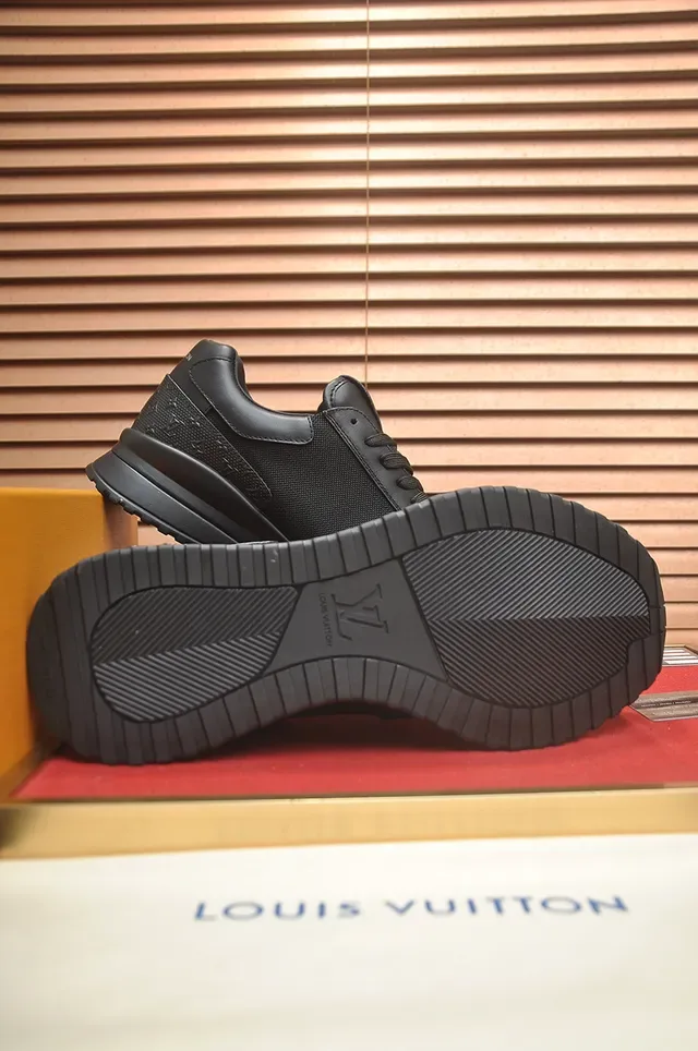 Louis Vuitton LV Trainer Sneakers Lifestyle Noires à Monogramme Semelle en Caoutchouc Tige Mixta Maille et Cuir 3