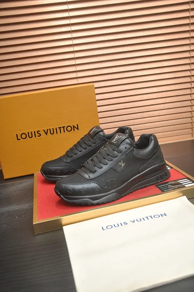 Louis Vuitton LV Trainer Sneakers Lifestyle Noires à Monogramme Semelle en Caoutchouc Tige Mixta Maille et Cuir 4