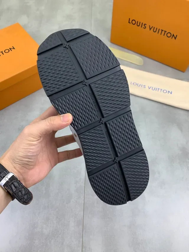 لويس فيتون LV Trainer سنيكرز أزرق بنفسجي شبكة لوجو جانبي مونوغرام نمط حياة 2