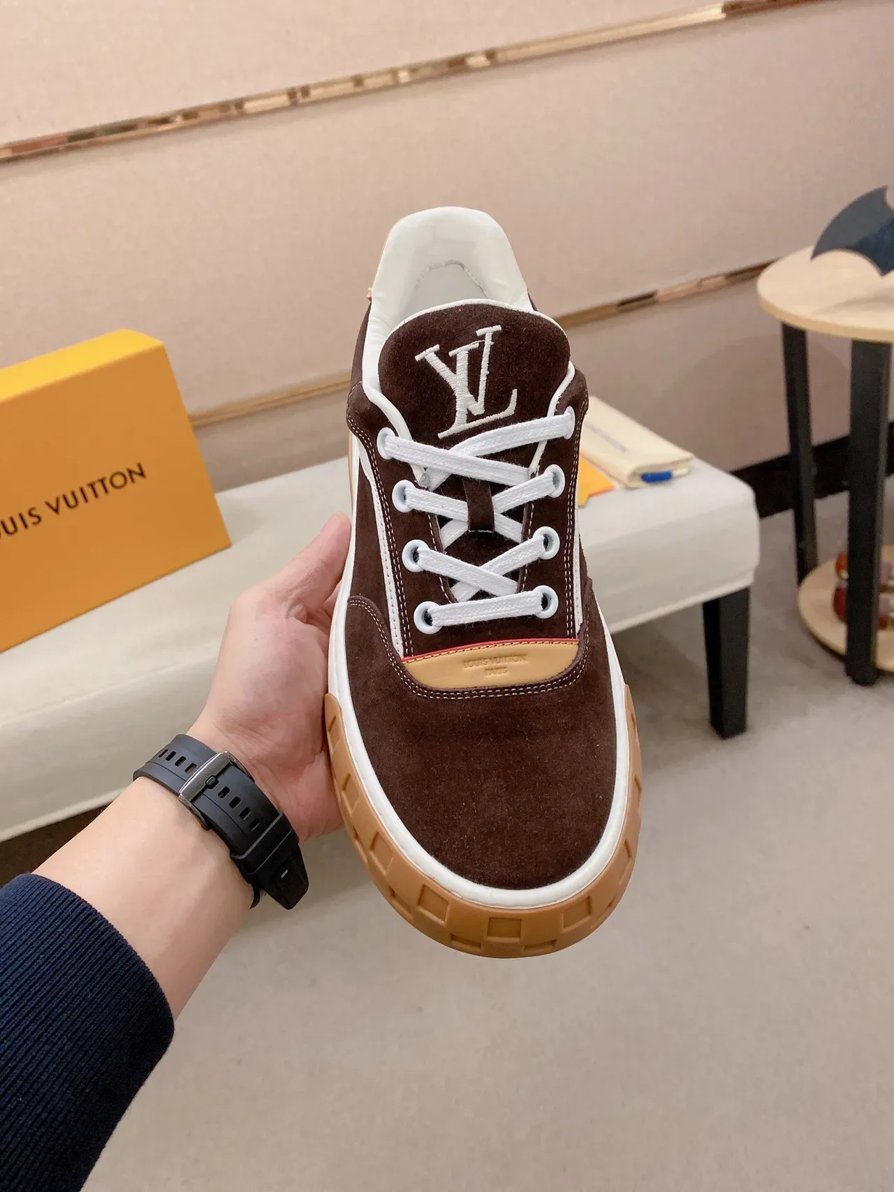 Louis Vuitton LV Trainer भूरा-भूरा स्यूड और चमड़ा पैनल कंस्ट्रक्शन कंट्रास्ट व्हाइट मिडसोल लाइफस्टाइल स्नीकर्स 2