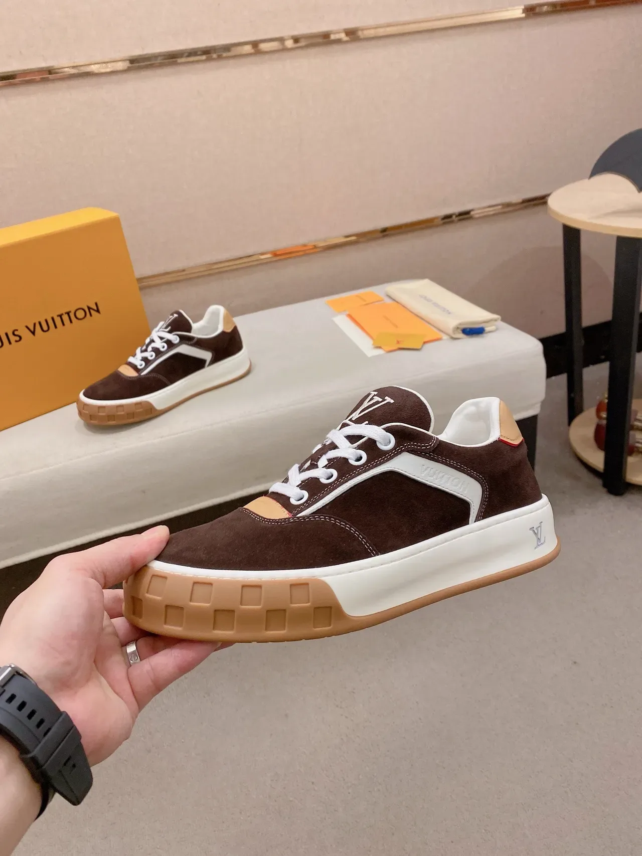 Louis Vuitton LV Trainer भूरा-भूरा स्यूड और चमड़ा पैनल कंस्ट्रक्शन कंट्रास्ट व्हाइट मिडसोल लाइफस्टाइल स्नीकर्स 3