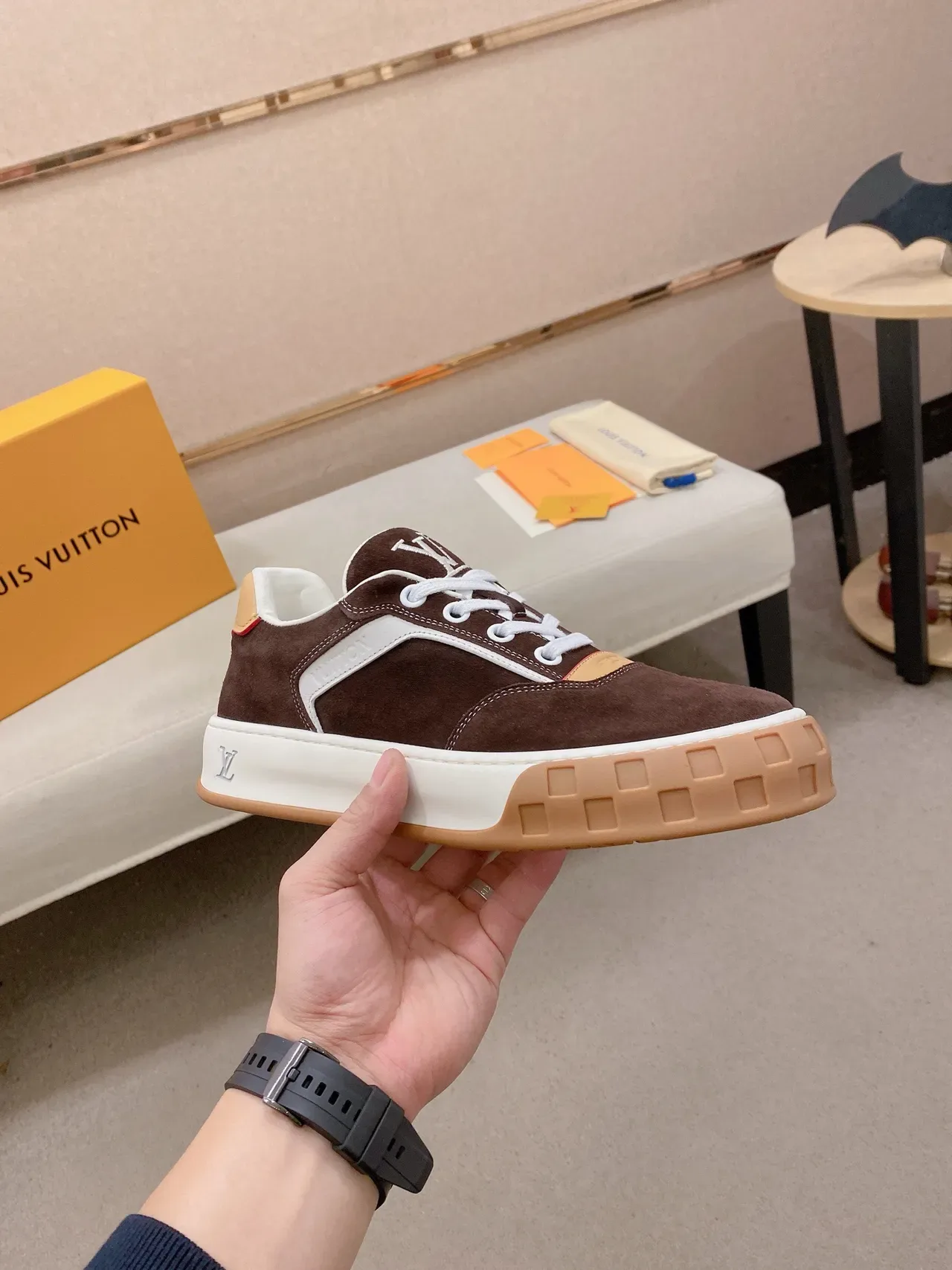 Louis Vuitton LV Trainer भूरा-भूरा स्यूड और चमड़ा पैनल कंस्ट्रक्शन कंट्रास्ट व्हाइट मिडसोल लाइफस्टाइल स्नीकर्स 4