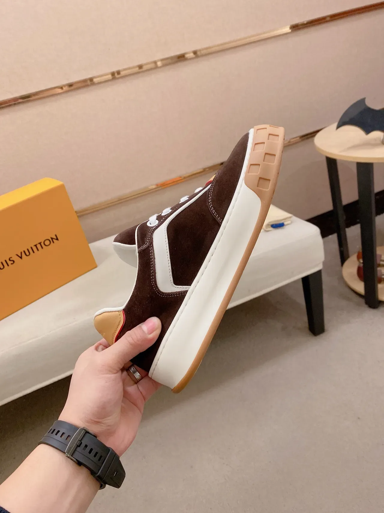 Louis Vuitton LV Trainer भूरा-भूरा स्यूड और चमड़ा पैनल कंस्ट्रक्शन कंट्रास्ट व्हाइट मिडसोल लाइफस्टाइल स्नीकर्स 5