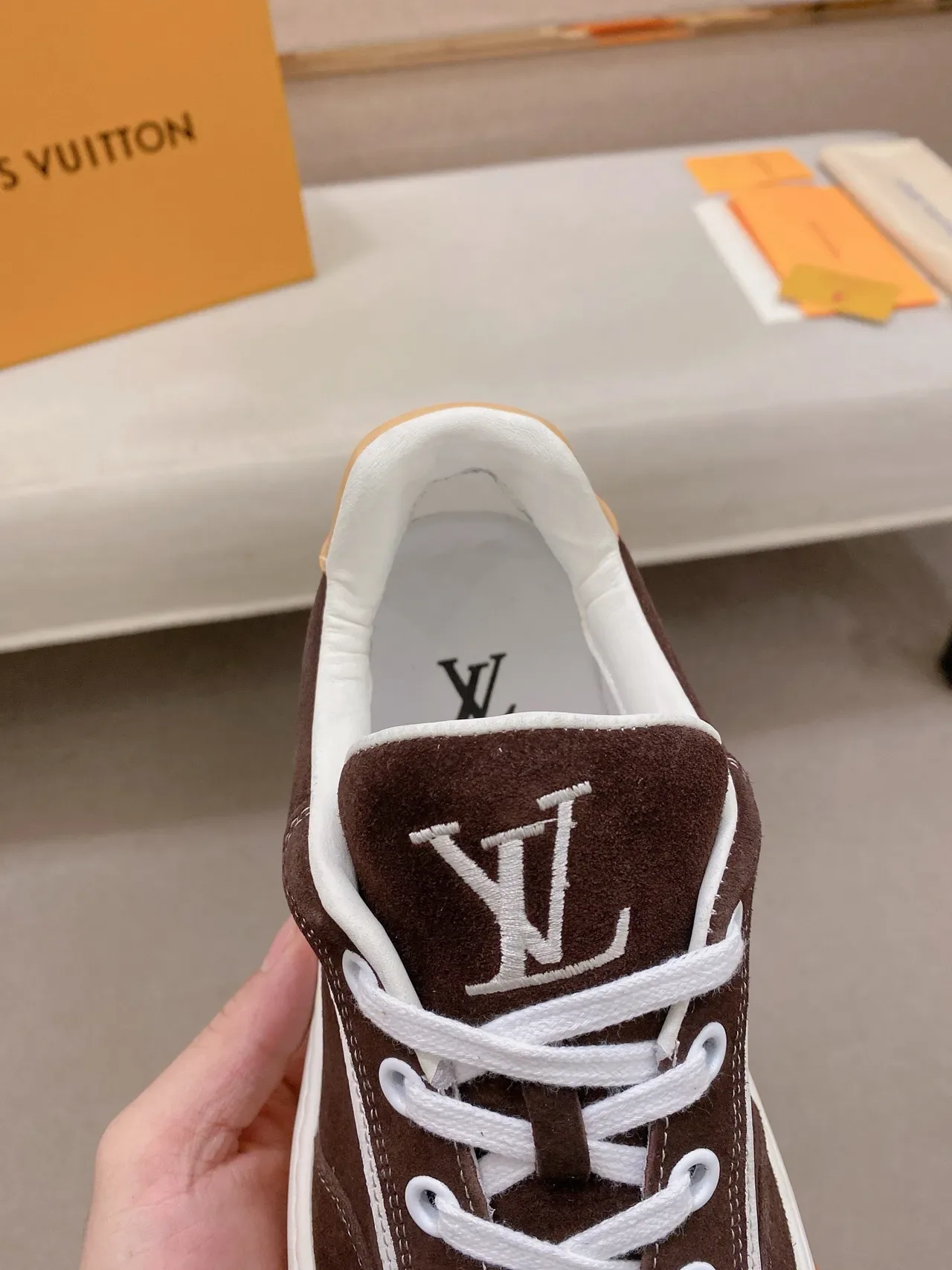 Louis Vuitton LV Trainer भूरा-भूरा स्यूड और चमड़ा पैनल कंस्ट्रक्शन कंट्रास्ट व्हाइट मिडसोल लाइफस्टाइल स्नीकर्स 6