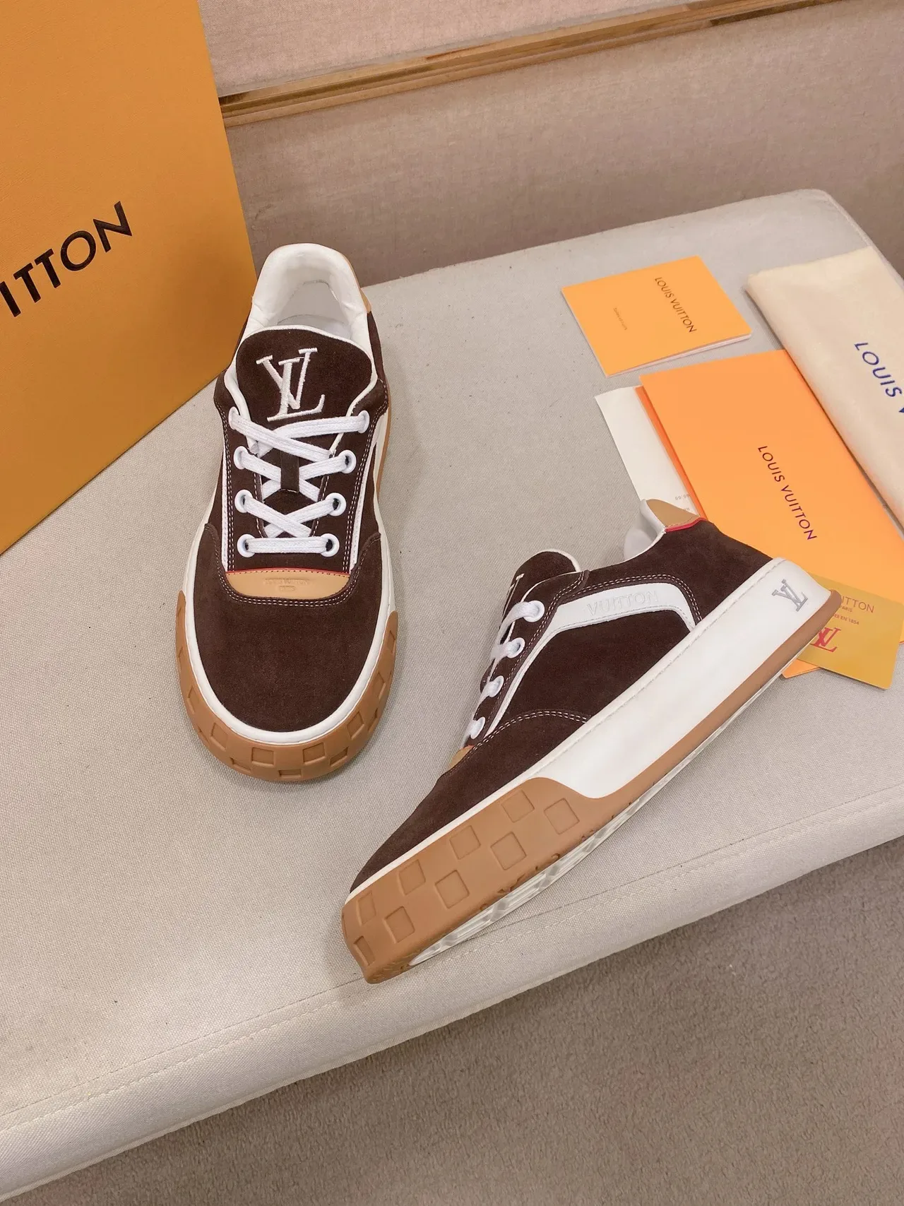 Louis Vuitton LV Trainer भूरा-भूरा स्यूड और चमड़ा पैनल कंस्ट्रक्शन कंट्रास्ट व्हाइट मिडसोल लाइफस्टाइल स्नीकर्स 7