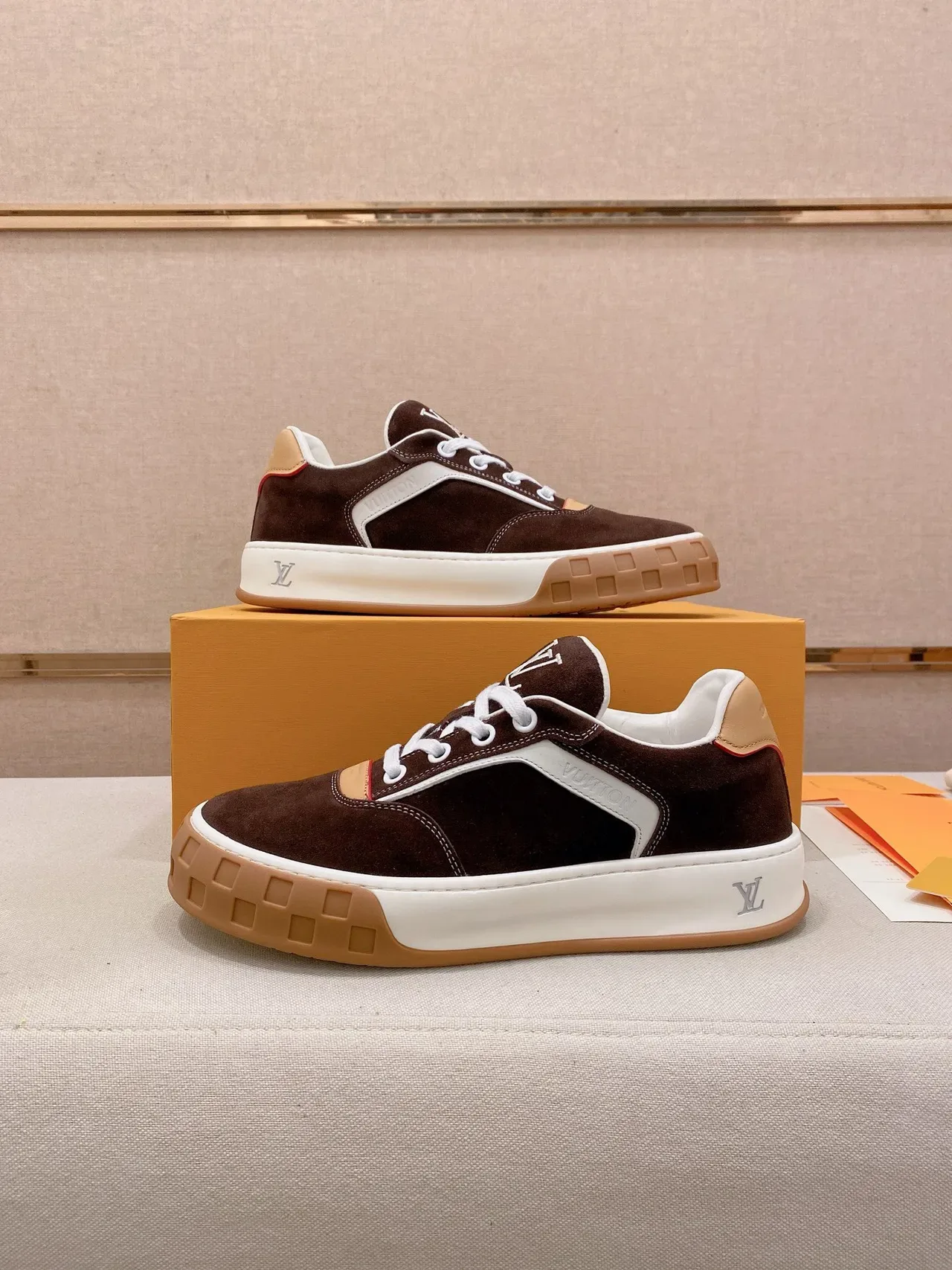Louis Vuitton LV Trainer भूरा-भूरा स्यूड और चमड़ा पैनल कंस्ट्रक्शन कंट्रास्ट व्हाइट मिडसोल लाइफस्टाइल स्नीकर्स 8
