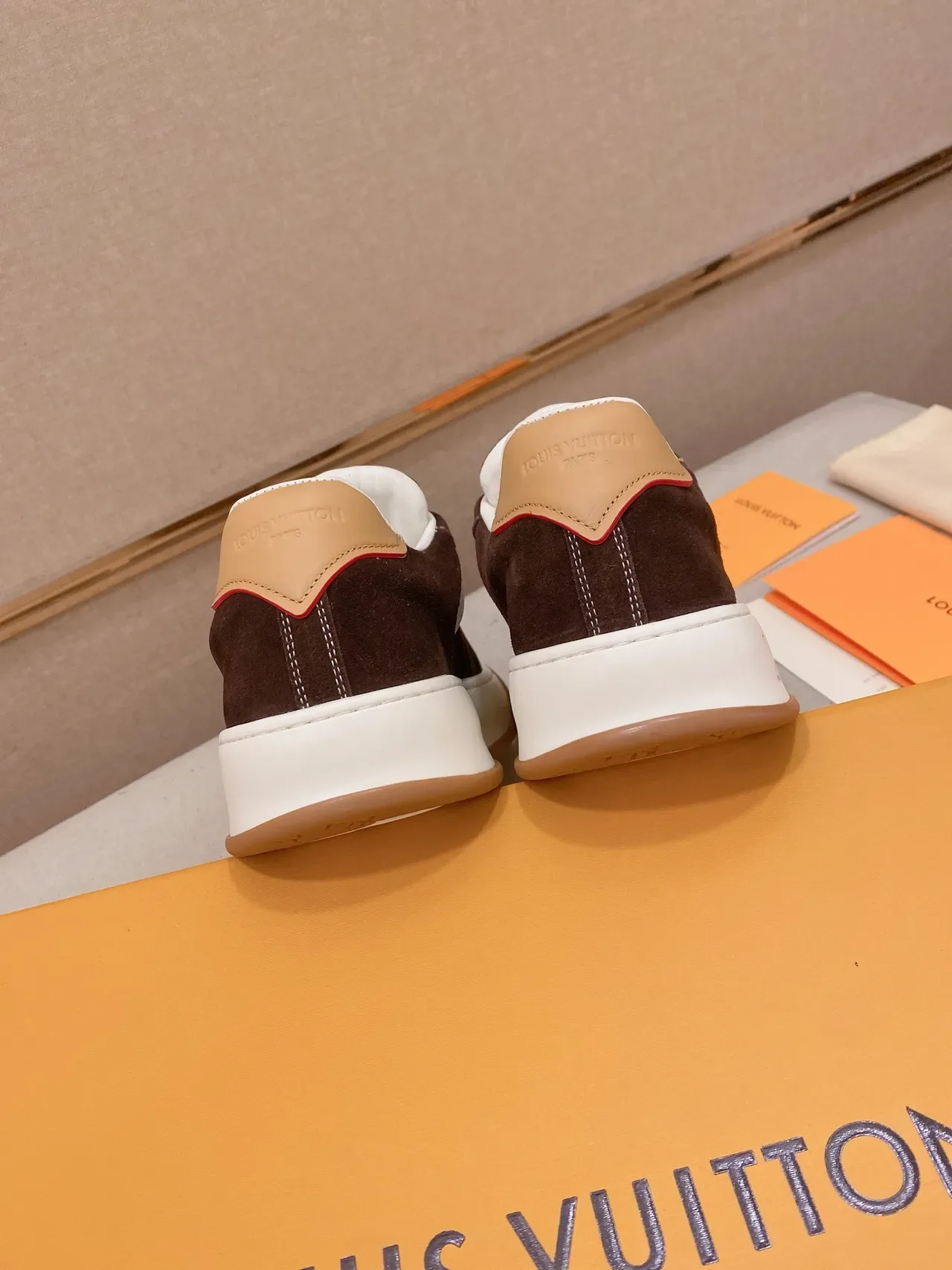 Louis Vuitton LV Trainer भूरा-भूरा स्यूड और चमड़ा पैनल कंस्ट्रक्शन कंट्रास्ट व्हाइट मिडसोल लाइफस्टाइल स्नीकर्स 9