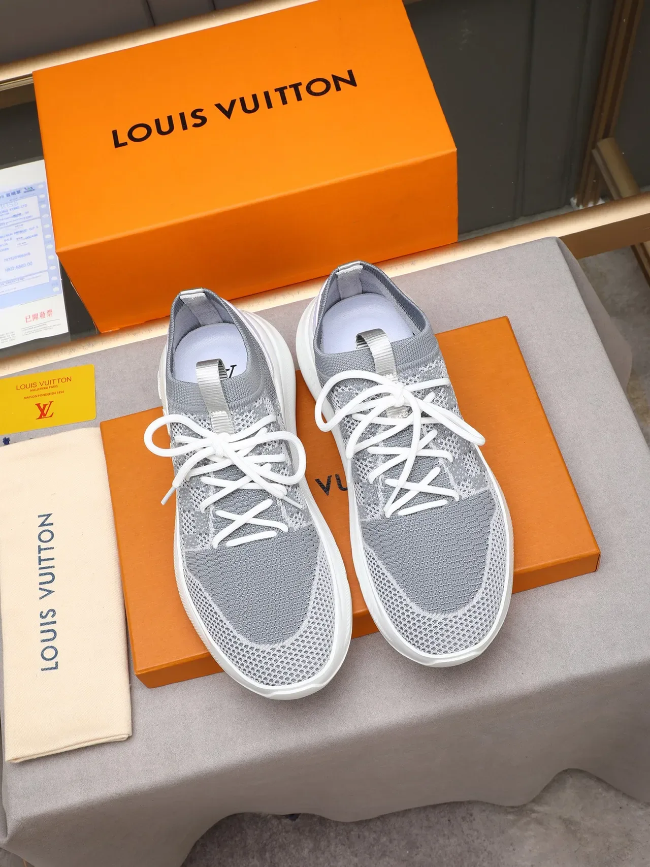 लुई विट्टोन LV Trainer ग्रे व्हाइट निट अपर एम्बॉस्ड मोनोग्राम सोल लाइफस्टाइल स्नीकर 2