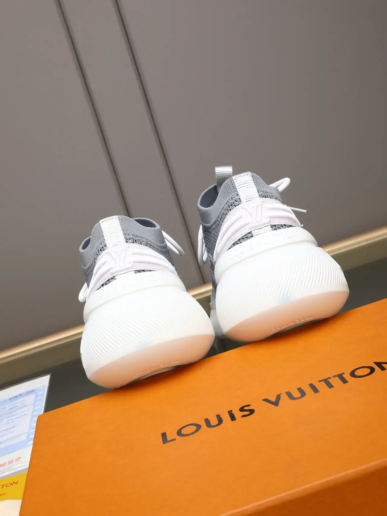 लुई विट्टोन LV Trainer ग्रे व्हाइट निट अपर एम्बॉस्ड मोनोग्राम सोल लाइफस्टाइल स्नीकर 3