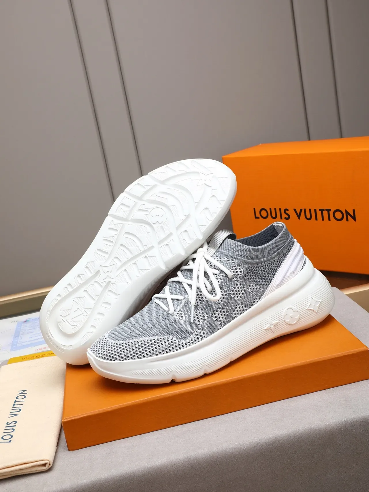 लुई विट्टोन LV Trainer ग्रे व्हाइट निट अपर एम्बॉस्ड मोनोग्राम सोल लाइफस्टाइल स्नीकर 4
