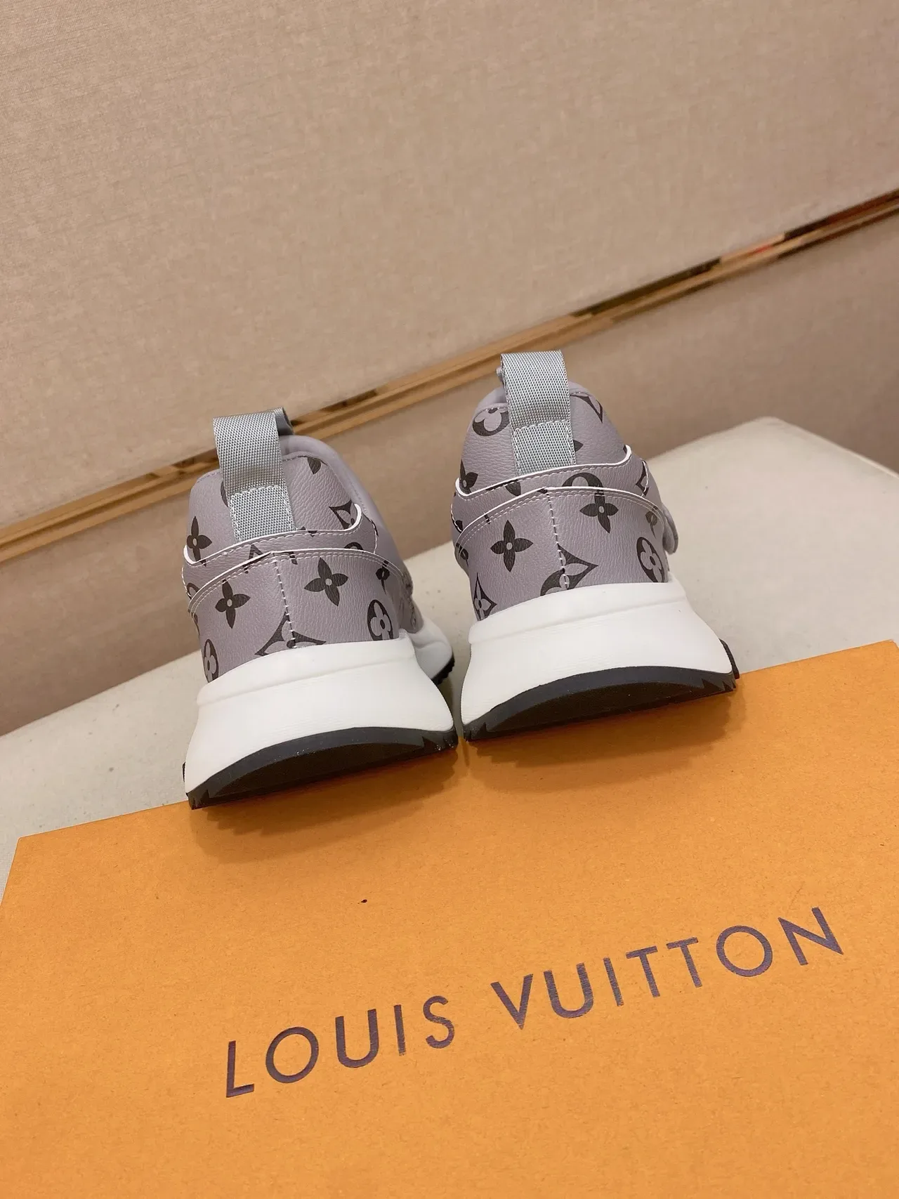 Louis Vuitton LV Trainer Gris Blanc Slip-On Monogramme Toile Lifestyle Sneakers 3