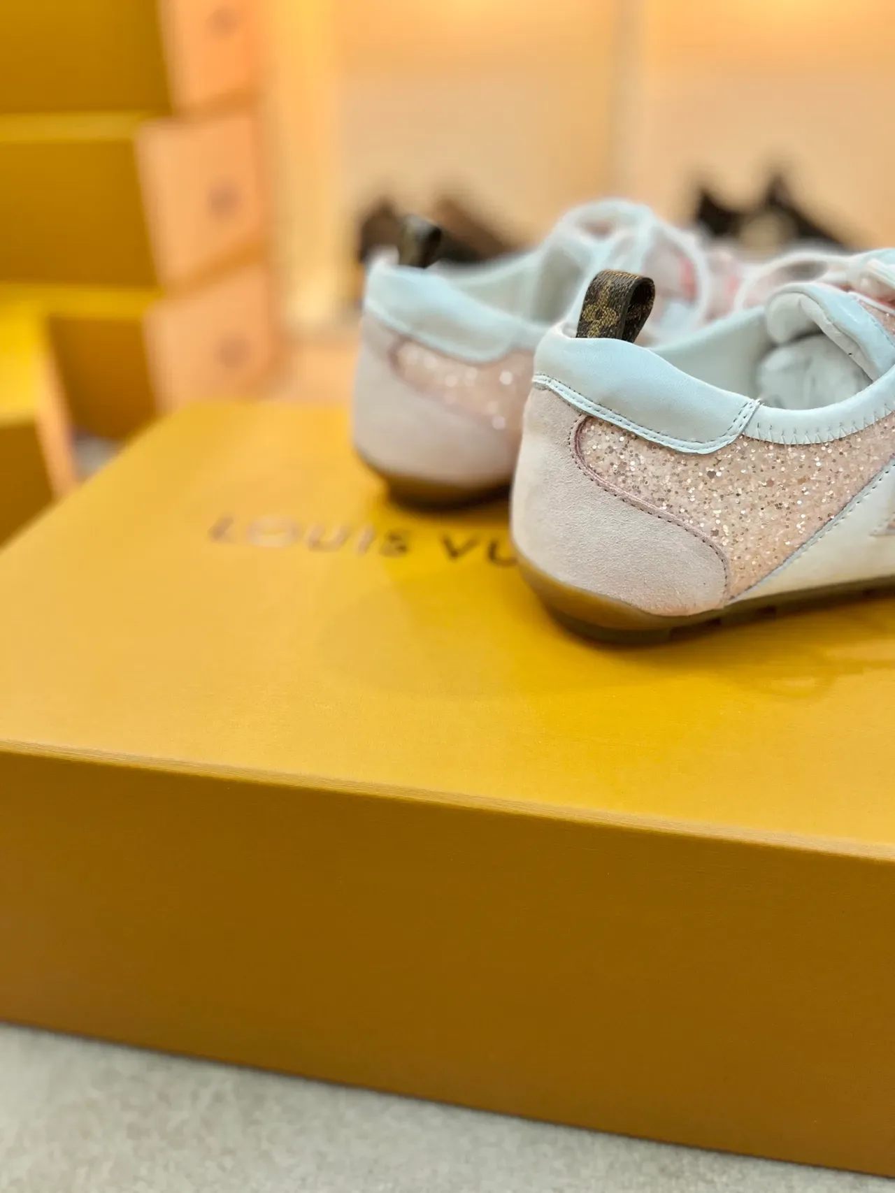Louis Vuitton LV Trainer Zapatillas Lifestyle Rosa Blanco con Paneles de Ante y Cuero Glitter 2