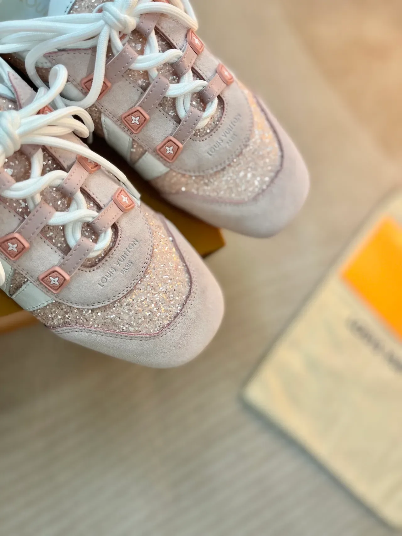 Louis Vuitton LV Trainer Zapatillas Lifestyle Rosa Blanco con Paneles de Ante y Cuero Glitter 3